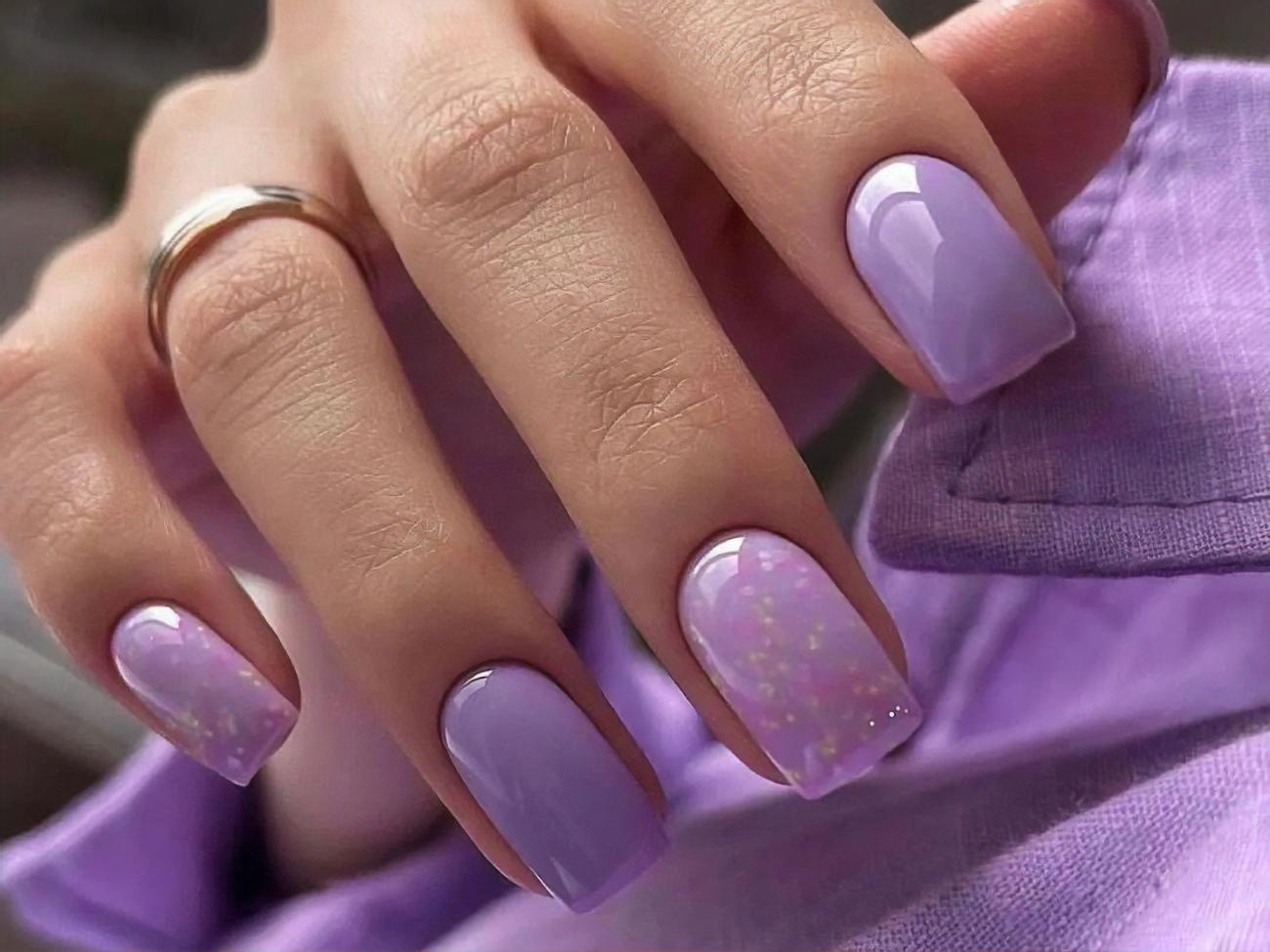 Лавандовый цвет привлекательно смотрится на ногтях