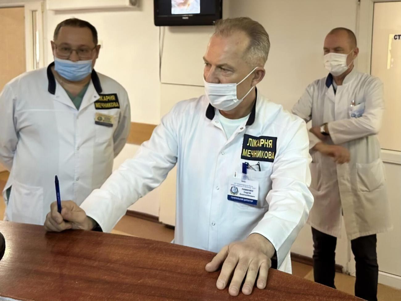 Раненому бойцу Антону перелили 8,5 литра крови, и сейчас он активно идет на поправку. Завтра в Мечникова донорский день, приглашаем всех желающих