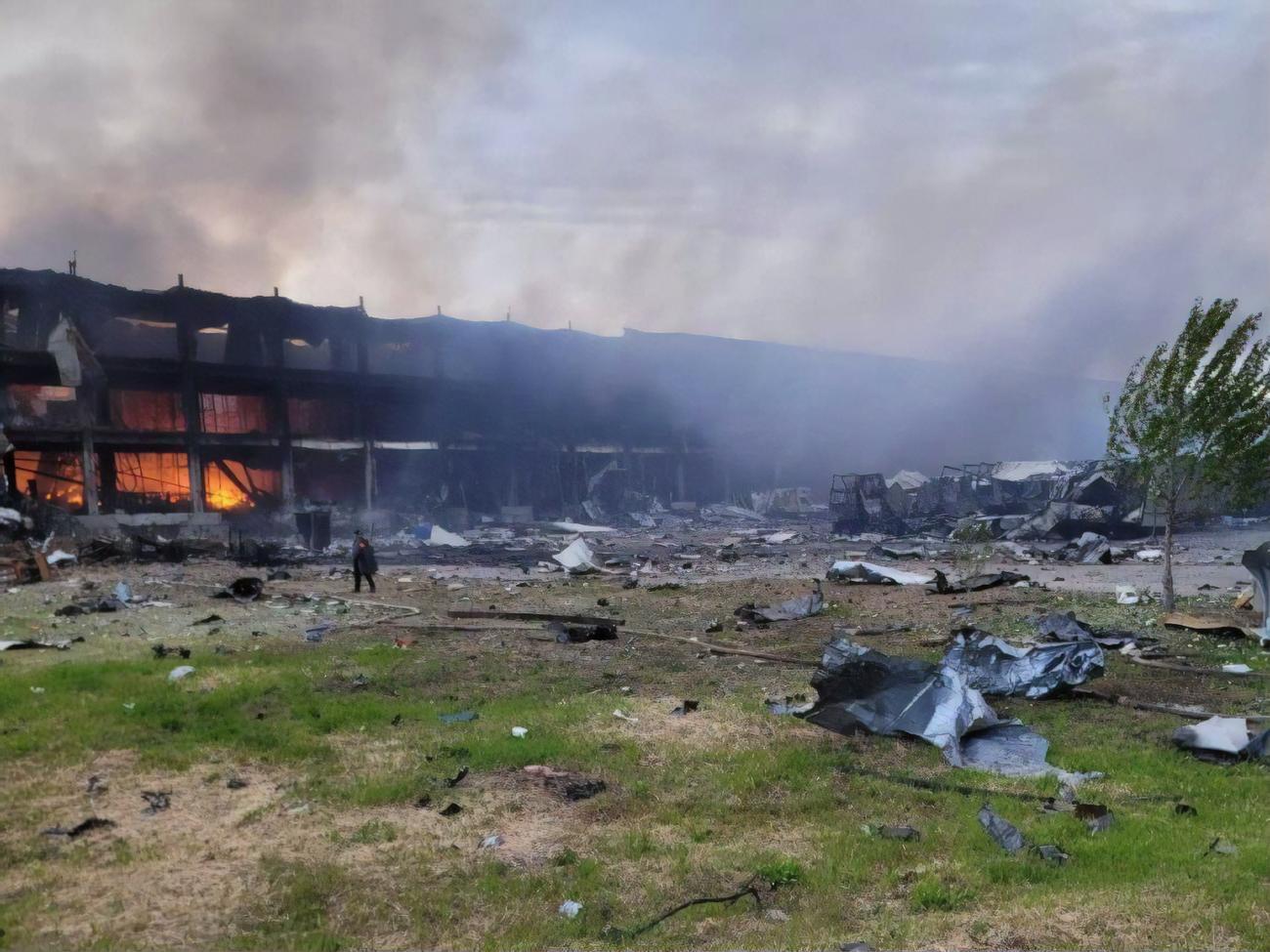 Пожаром полностью уничтожена гуманитарная помощь для Одесской области, которая находилась на складе, отметили в областной организации Общества Красного Креста Украины