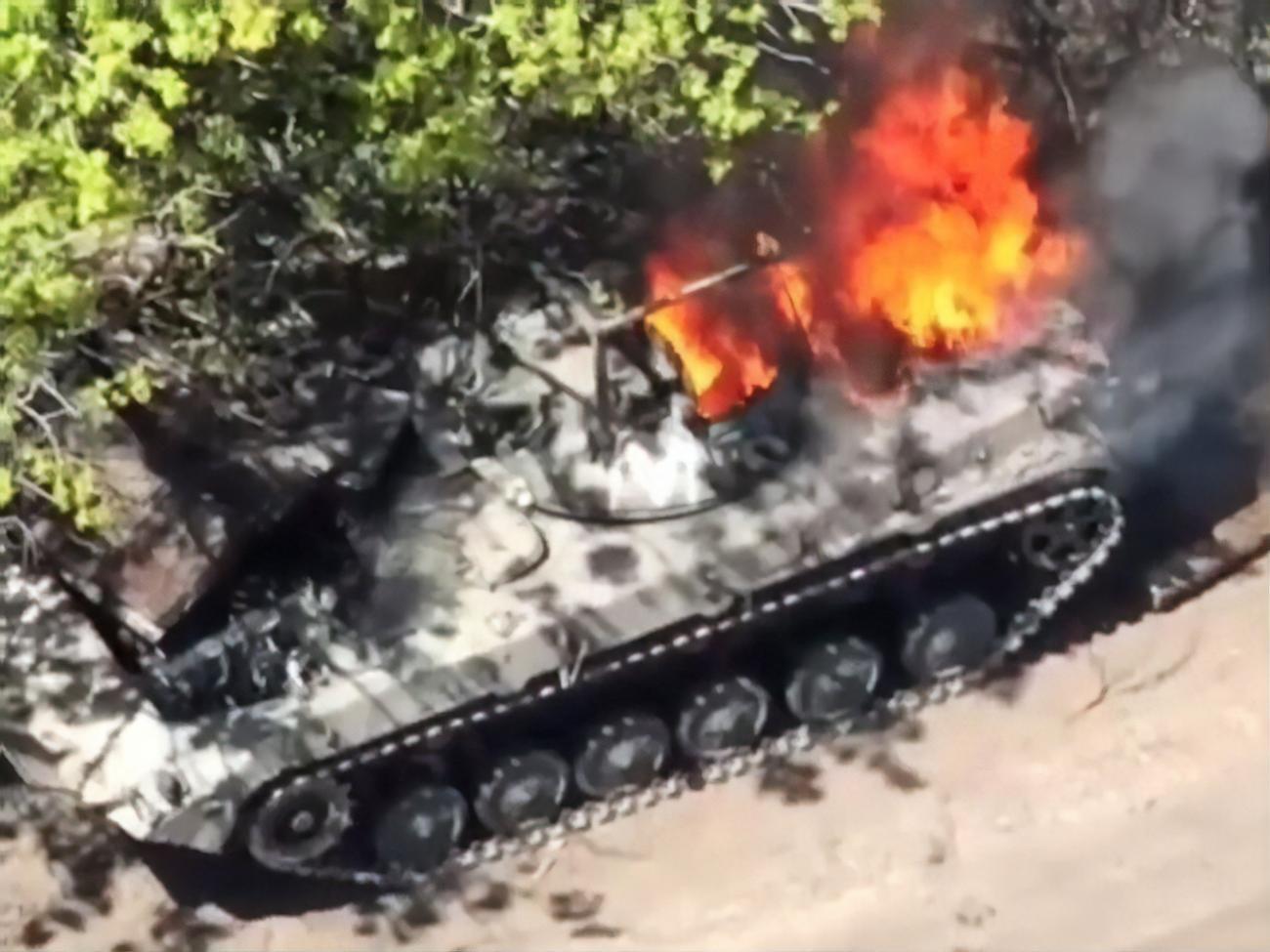 После двух взрывов вражеская машина сгорела
