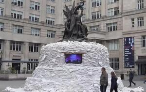 На экранах транслируют фильм о музыке