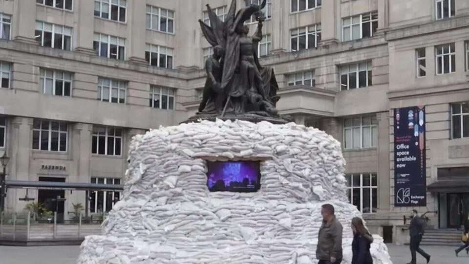 На экранах транслируют фильм о музыке