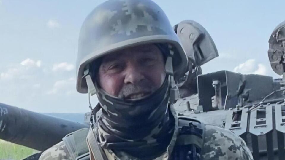 Задорожный: У Сереги, моего управляющего, был пневматический пистолет, который шариками стреляет, воздухом. Он наставил на орков этот пистолет и начал орать: "Пидары, сдавайтесь!"