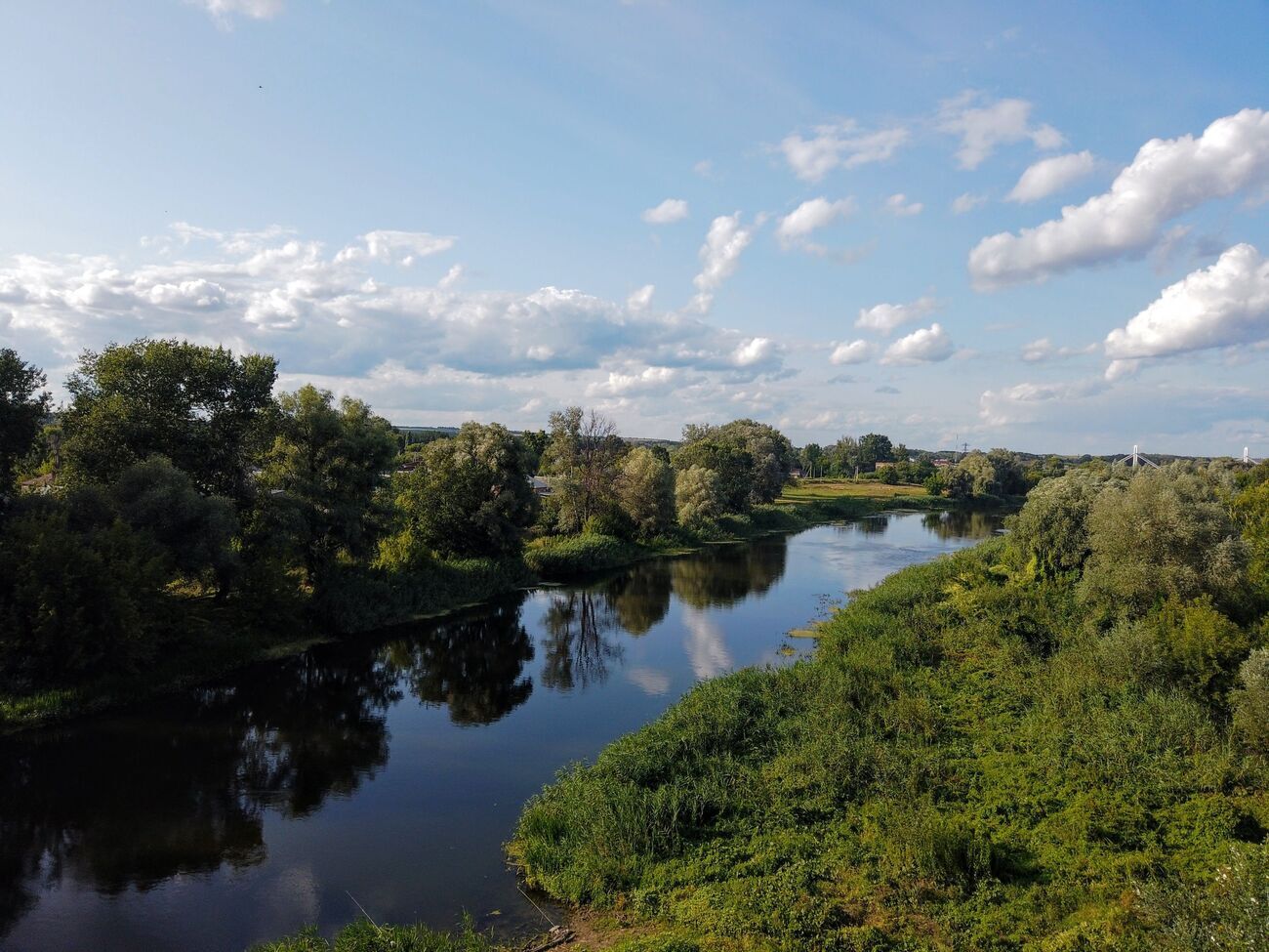 Канал Сіверський Донець&nbsp;&ndash; Донбас, який забезпечує водою Донецьк, проходить через Часів Яр і приблизно за 6 км на захід від Бахмута