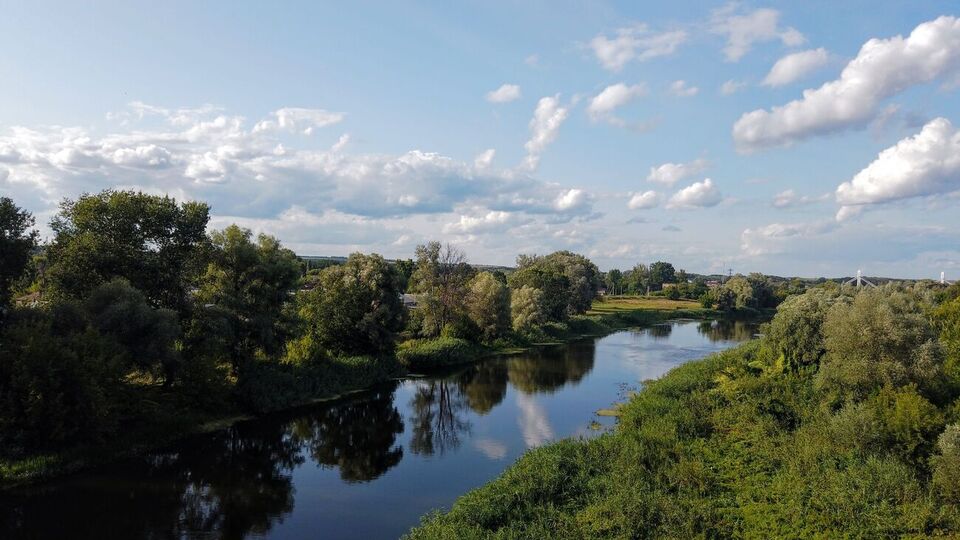 Канал Сіверський Донець – Донбас, який забезпечує водою Донецьк, проходить через Часів Яр і приблизно за 6 км на захід від Бахмута