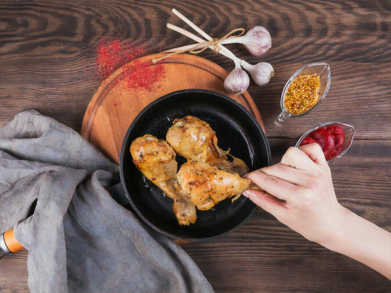 К куриным голеням нужно добавить пряный маринад