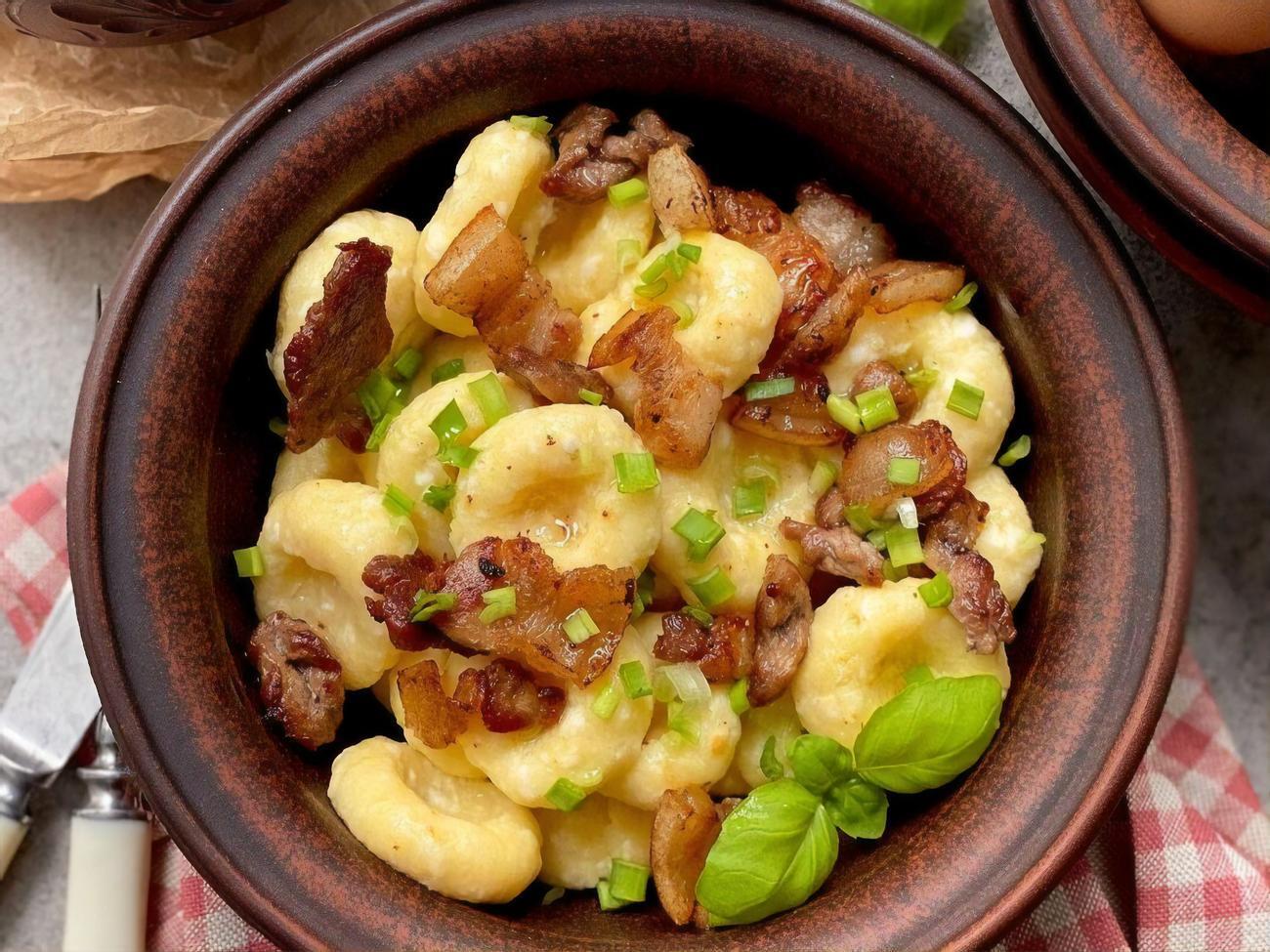 Перед подачей на стол галушки заправьте маслом или шкварками и посыпьте сверху зеленым луком