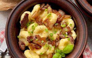 Перед подачей на стол галушки заправьте маслом или шкварками и посыпьте сверху зеленым луком