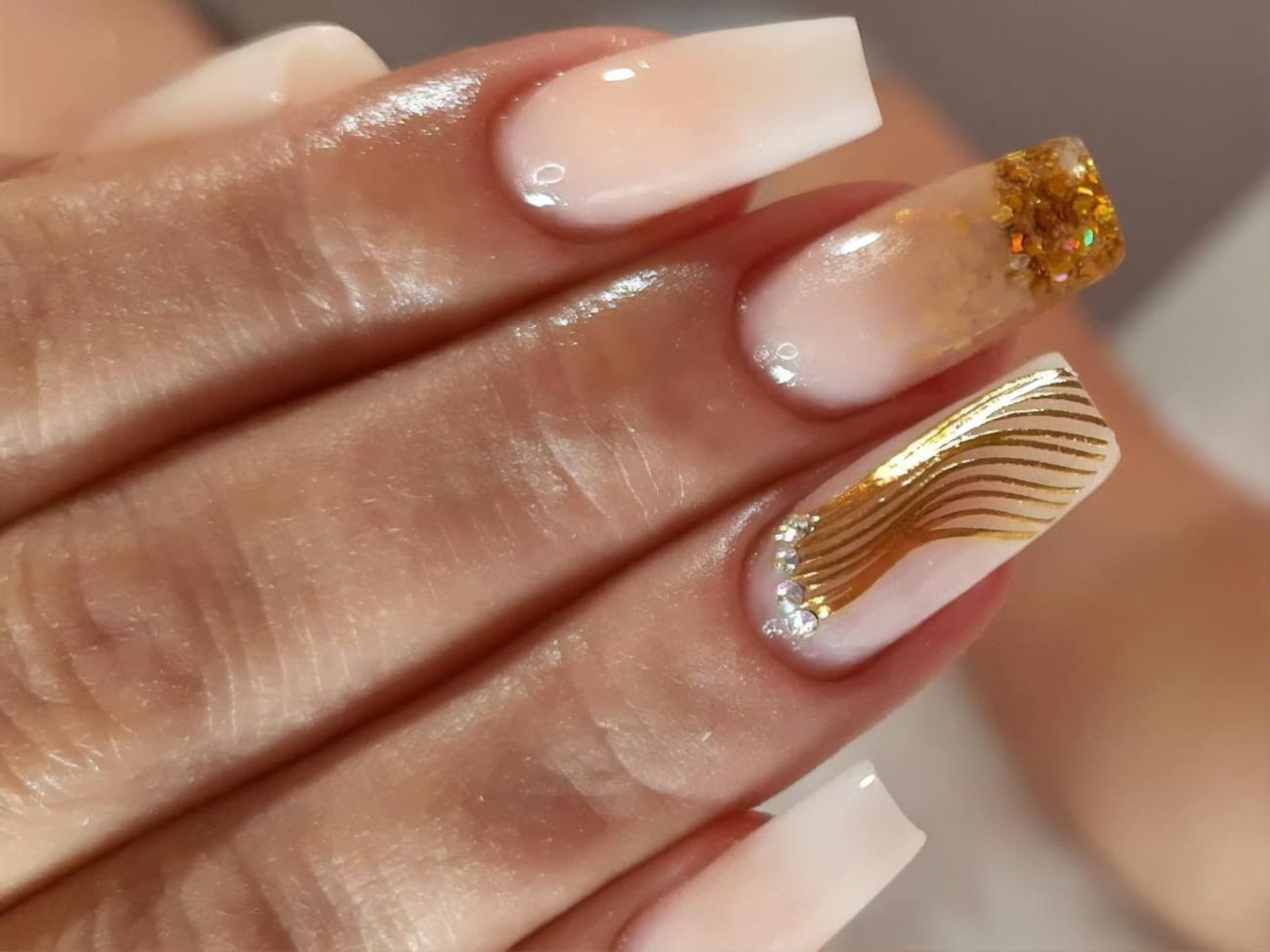 Декор с помощью плавных линий выполняется просто и смотрится интересно