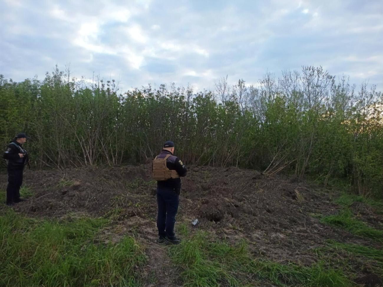 Поліцейські виявили в Київській області уламки російських ракет і вирву від прильоту