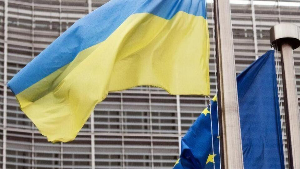 Возле здания Европейской комиссии в День Европы подняли государственный флаг Украины