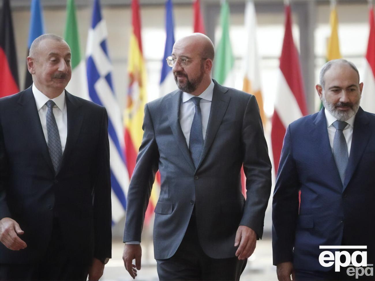 Мішель (у центрі) має намір організувати кілька зустрічей Алієва (ліворуч) і Пашиняна (праворуч)