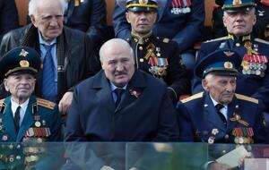 На параде Лукашенко появился с забинтованной рукой