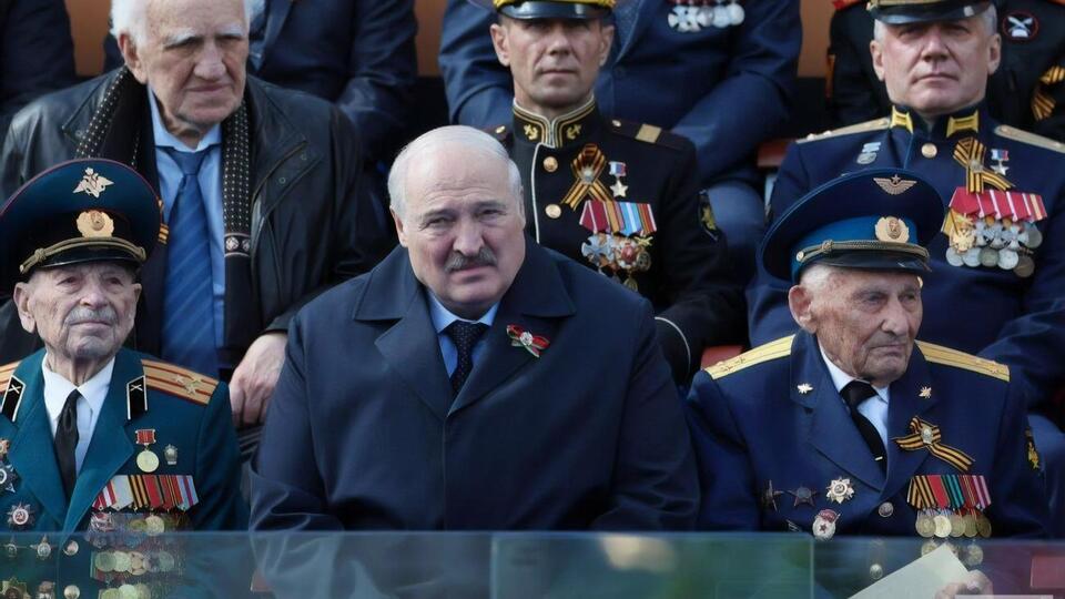 На параді Лукашенко з'явився із забинтованою рукою