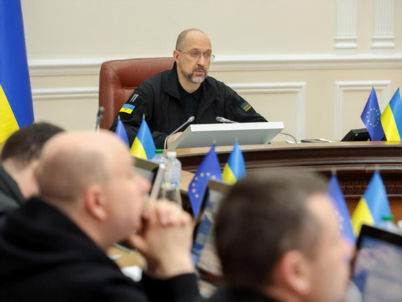 Шмыгаль рассказал, что на время военного положения военные закупки разделят на две группы