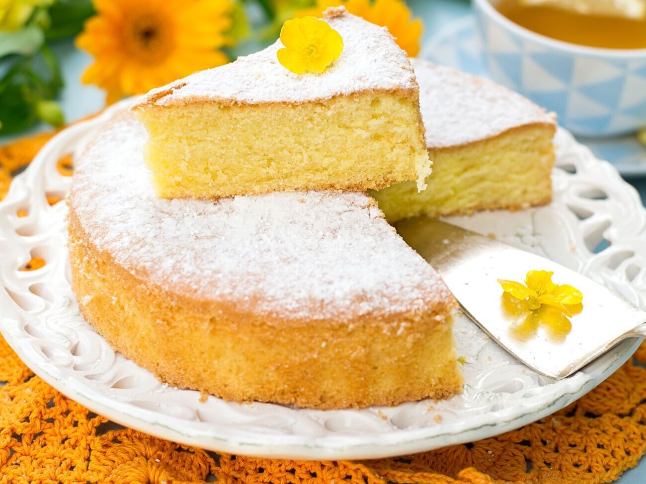 Бісквіт випікаємо в попередньо розігрітій до 170 &deg;С духовці приблизно 40 хв