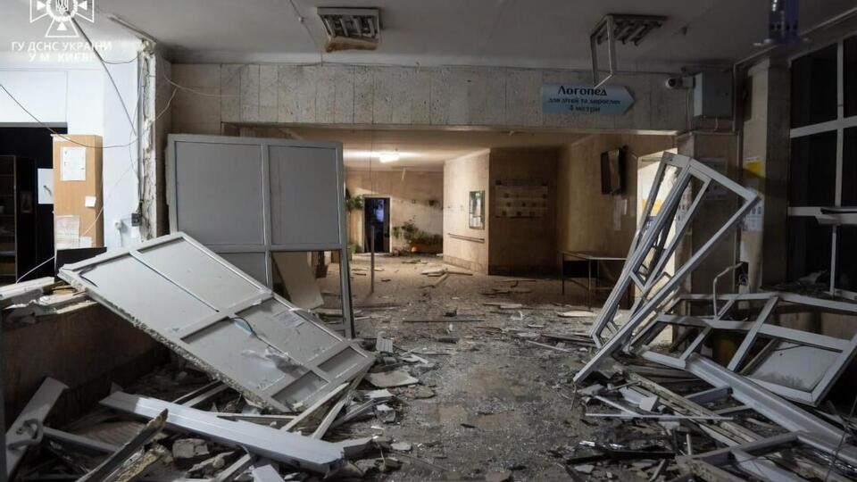 Бомбосховище в поліклініці Деснянського району, біля якого впали уламки, виявилося зачиненим