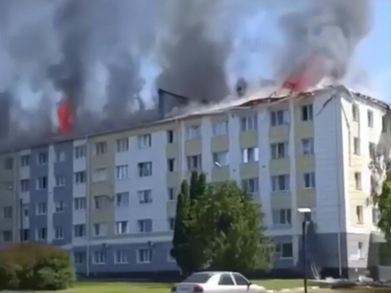 В Шебекино от прямого попадания снаряда загорелось общежитие