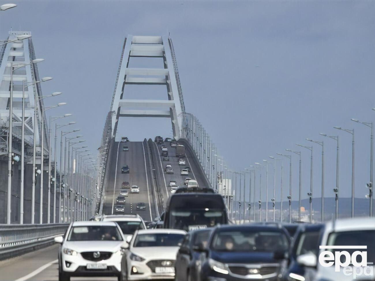 Вероятно, на одной из опор Крымского моста появились трещины