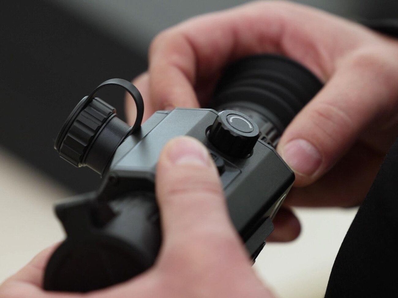 Тепловізійний приціл Dahua Thermal Scope c435 дає змогу бачити теплове випромінювання об'єктів уночі на відстані до 2 км