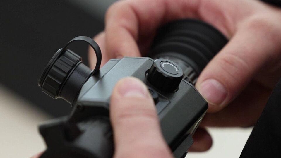 Тепловізійний приціл Dahua Thermal Scope c435 дає змогу бачити теплове випромінювання об'єктів уночі на відстані до 2 км