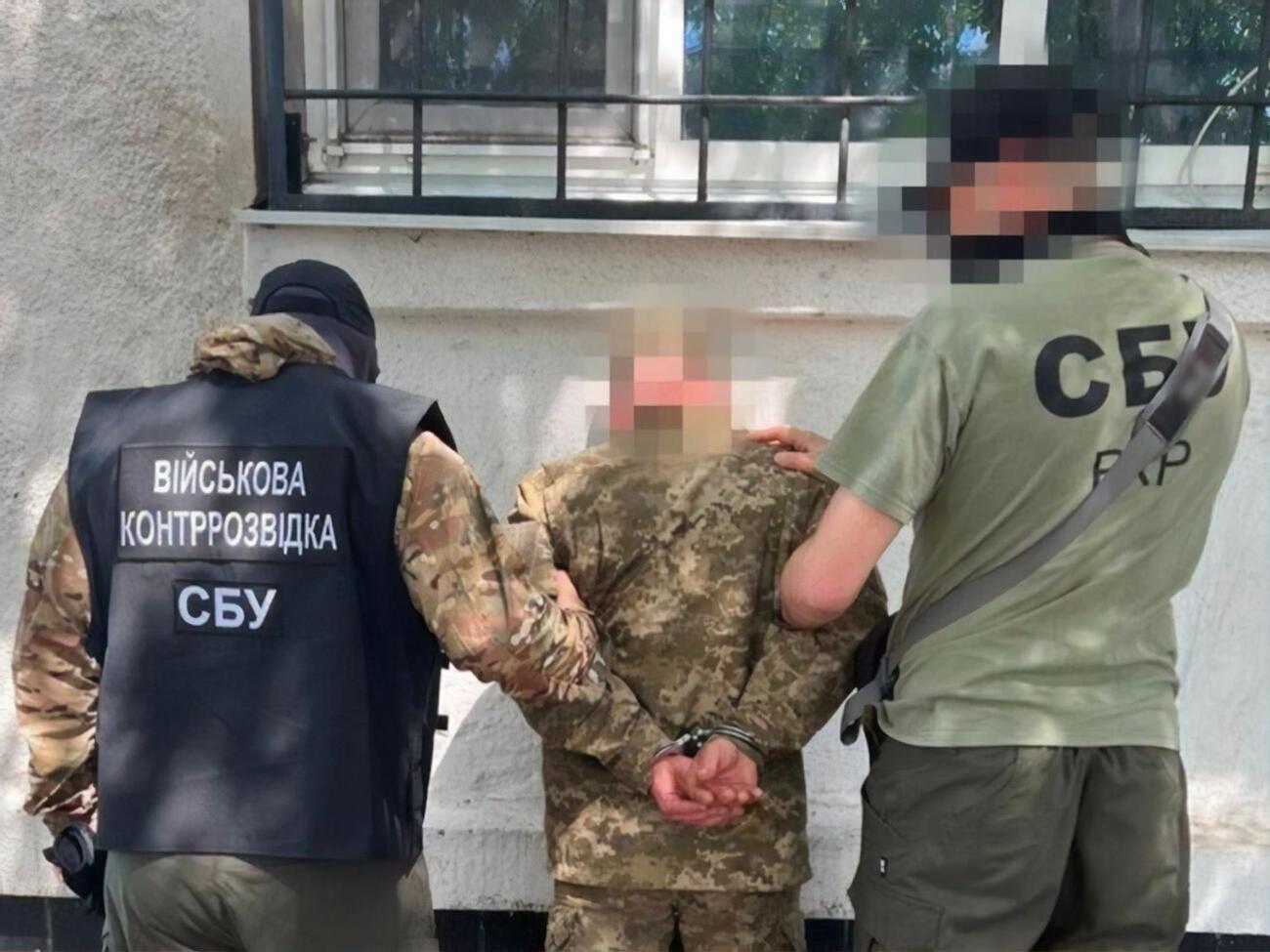 Підозрюваний&nbsp;&ndash;&nbsp; житель Бахмута, якого, за даними слідства, ще до початку повномасштабного вторгнення завербував представник ГРУ