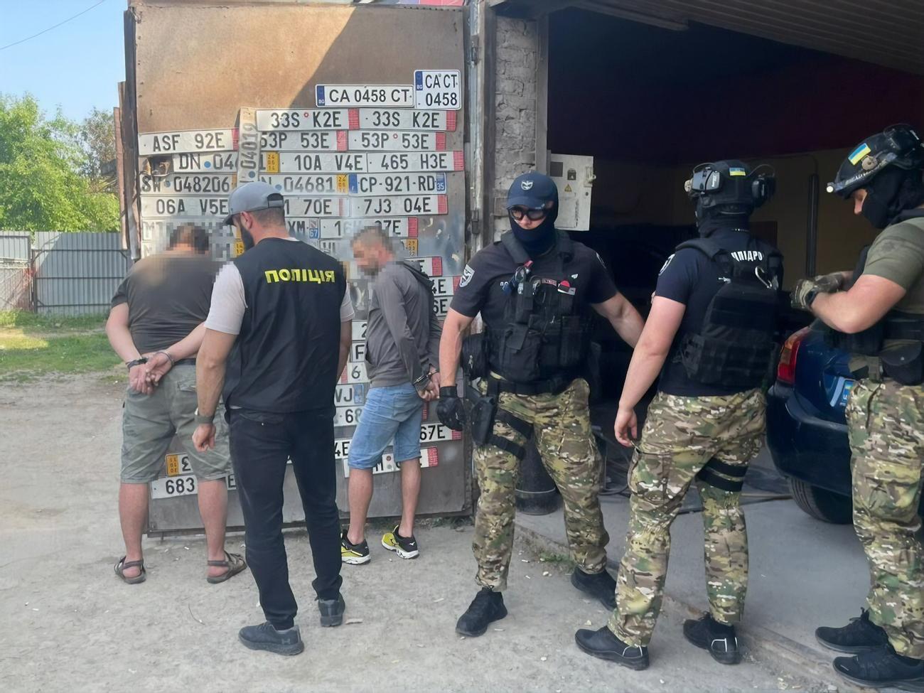 Чоловіка підозрюють у незаконному продажу автоматів, пістолетів, набоїв і гранат