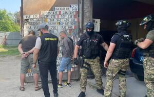 Мужчину подозревают в незаконной продаже автоматов, пистолетов, патронов и гранат