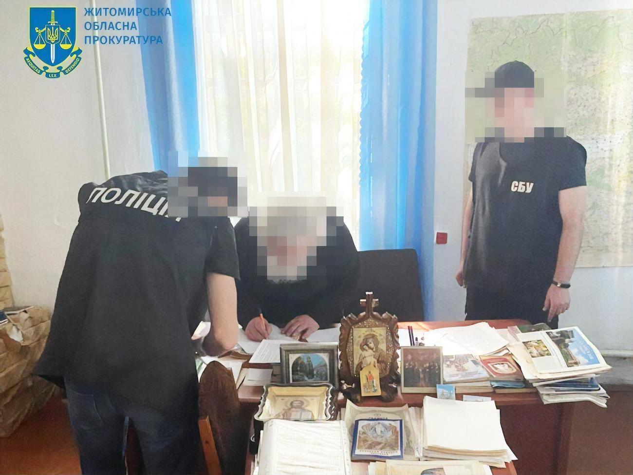 По версии следствия, руководитель&nbsp;и секретарь одной из епархий УПЦ МП изготовляли печатную продукцию, которая "разжигает религиозную рознь"