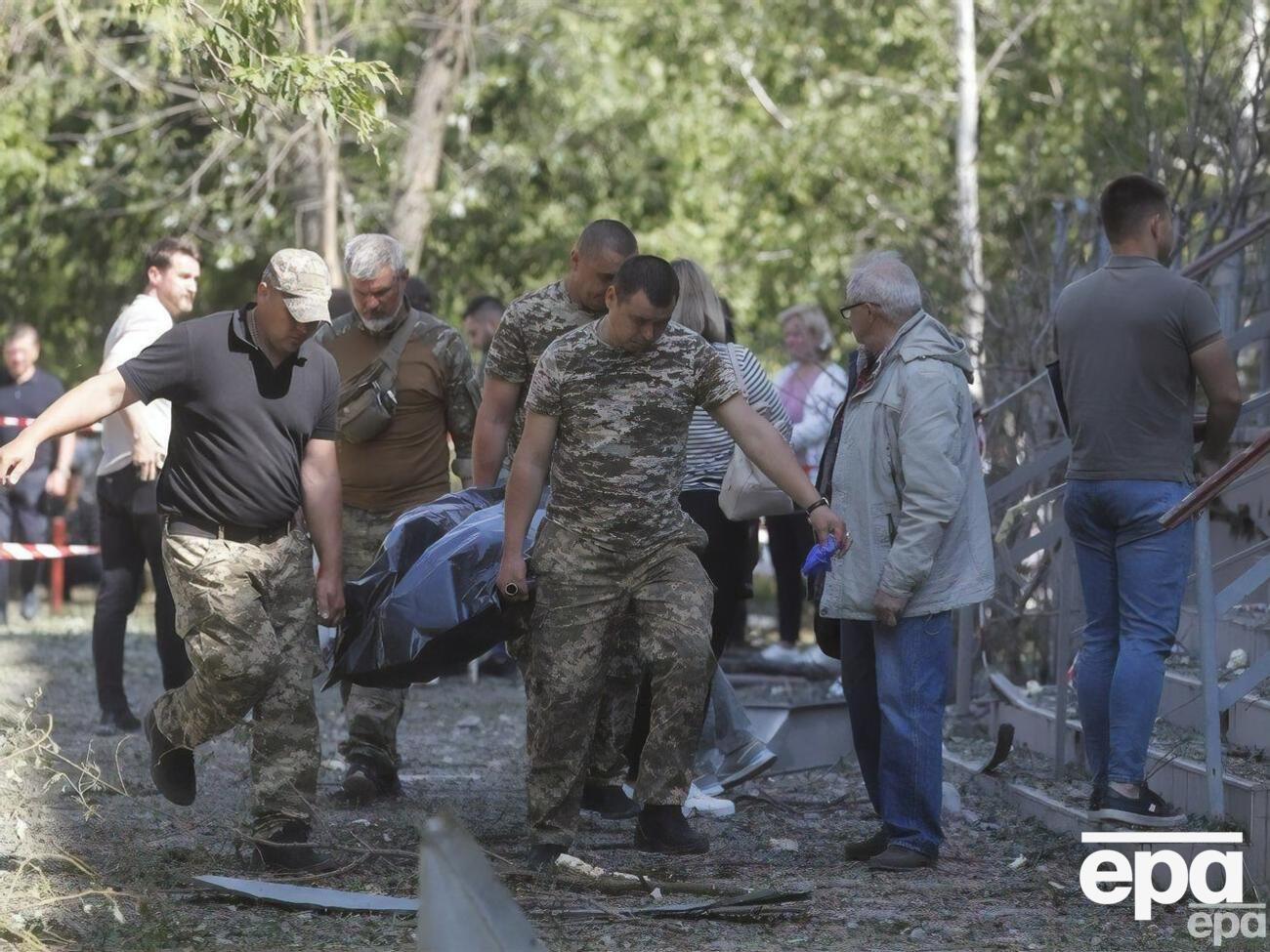 В результате падения обломков ракеты в столице погибли три человека, не попавшие в укрытие