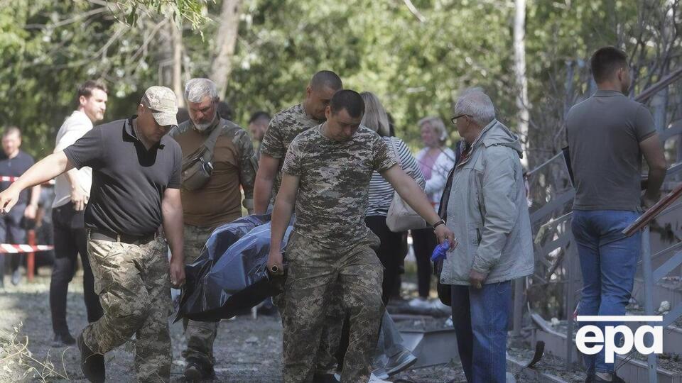 В результате падения обломков ракеты в столице погибли три человека, не попавшие в укрытие