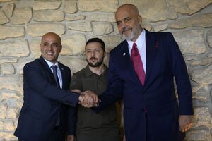 Зеленский (по центру) в Молдове провел совместную встречу с Ковачевски и Рамой