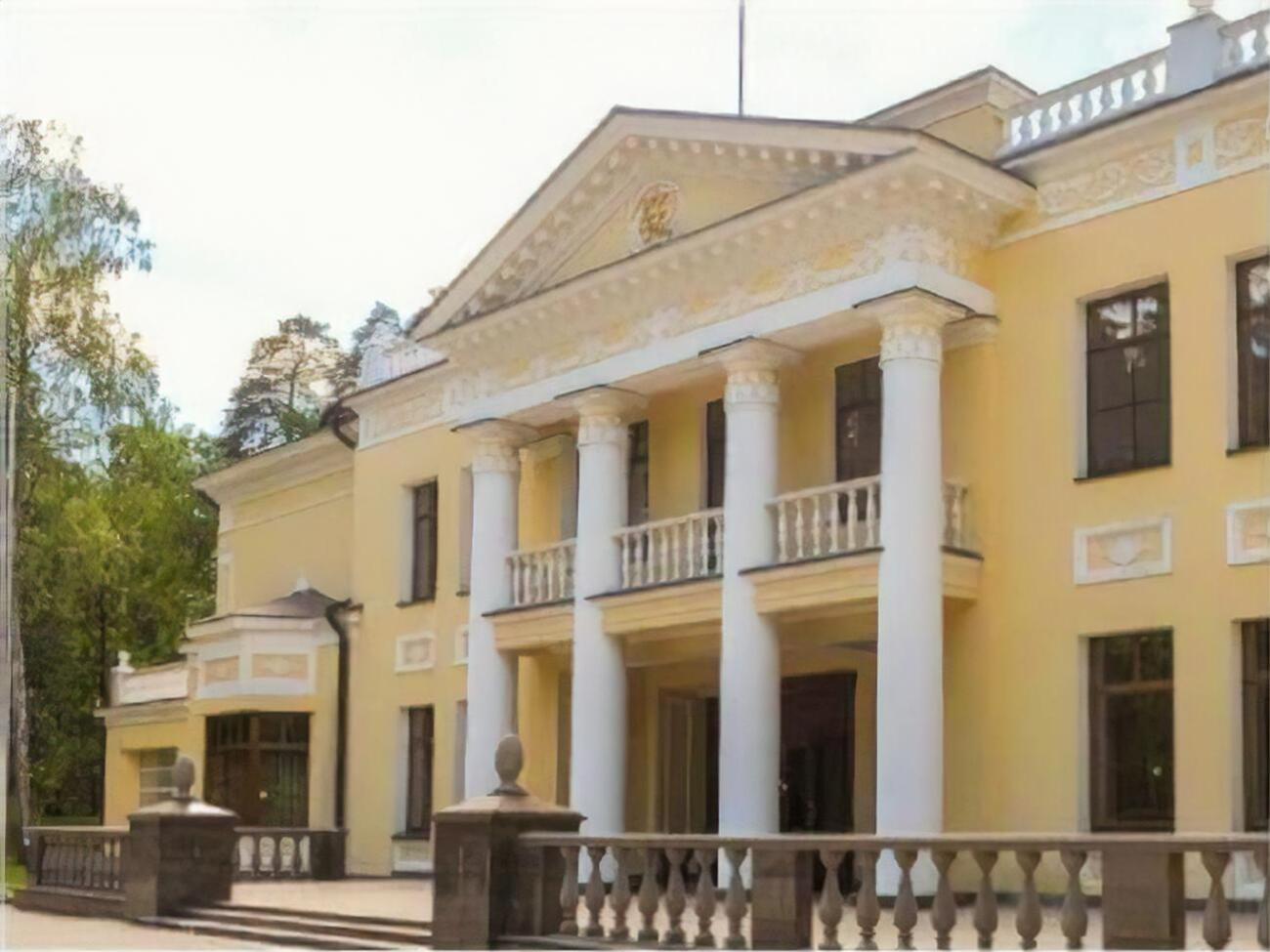 По данным журналистов, вокруг государственной дачи Путин построил "царское село"