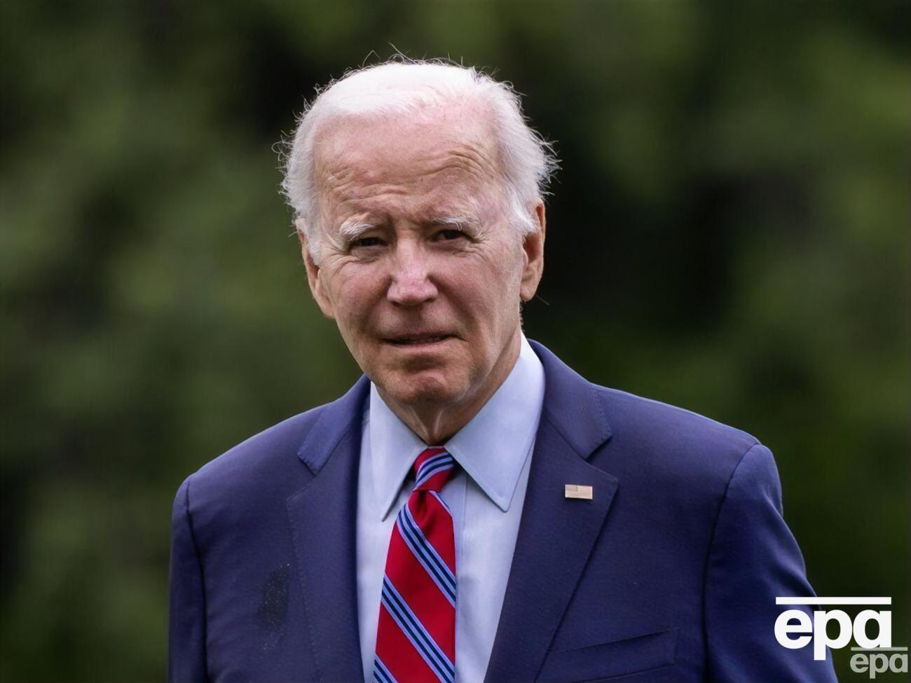 Байден споткнулся о мешок, который лежал на сцене