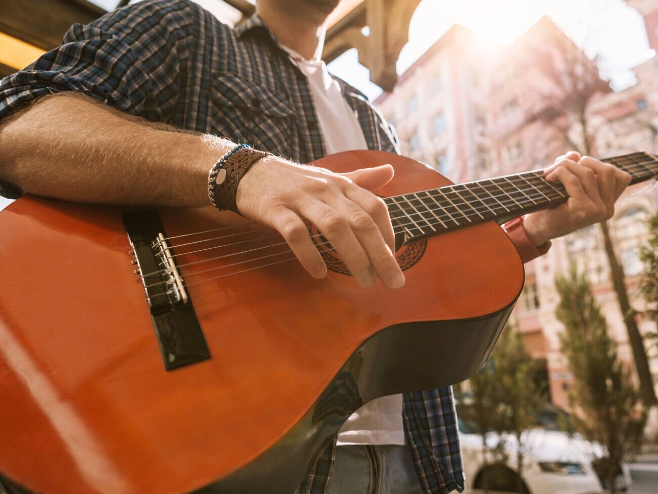 Подросток исполнял песню на русском на улице во Львове и поспорил с нардепом