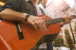 Подросток исполнял песню на русском на улице во Львове и поспорил с нардепом