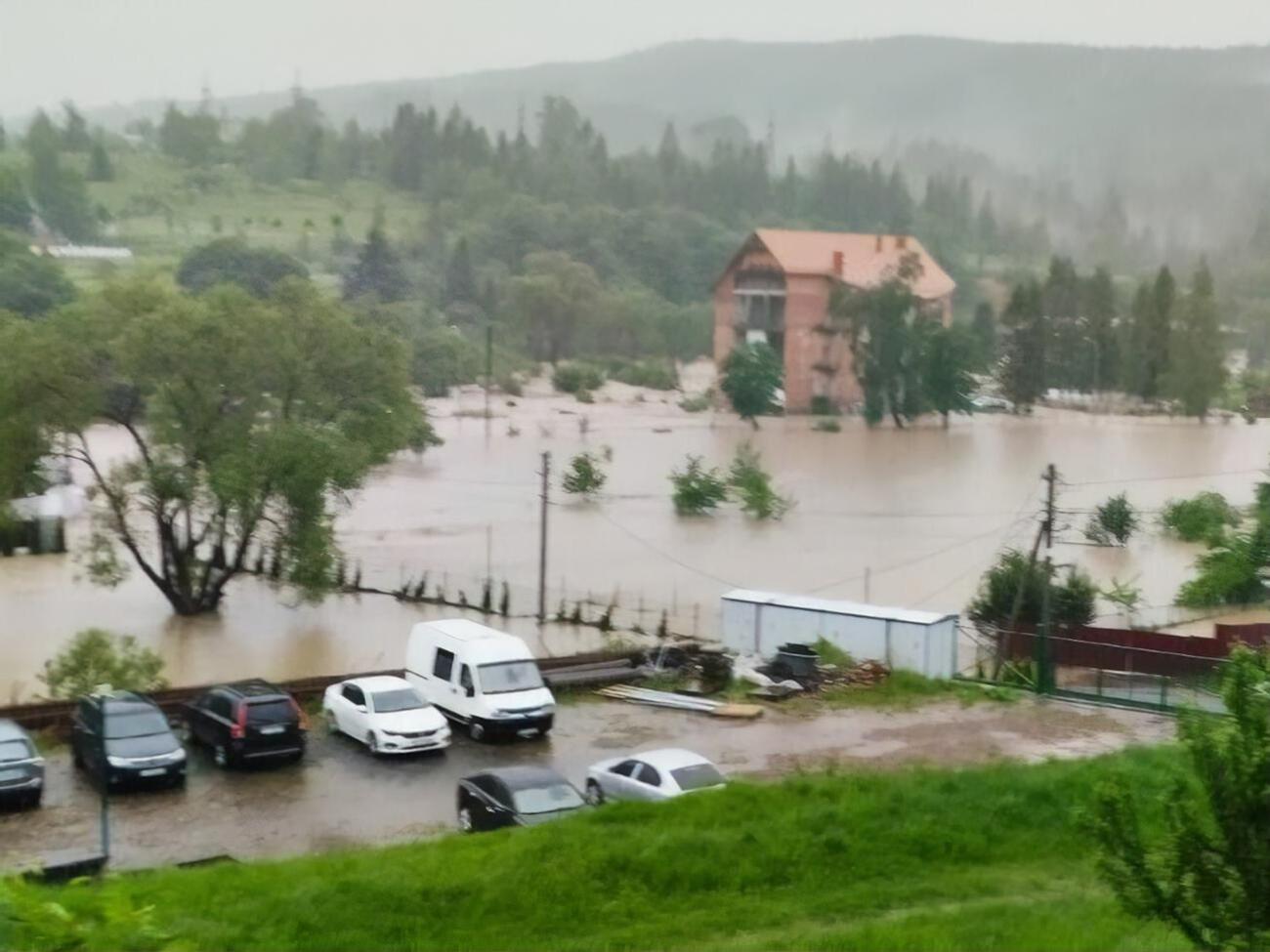 Водою з річки Східничанка, що розлилася, підтоплено приблизно 60 домогосподарств