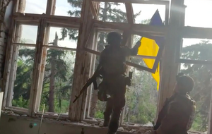 68-я бригада опубликовала видео, на котором бойцы ВСУ вывешивают в Благодатном украинский флаг