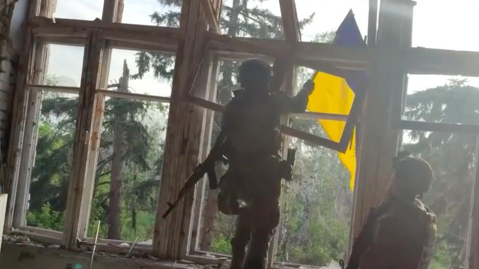 68-ма бригада опублікувала відео, на якому бійці ЗСУ вивішують у Благодатному український прапор