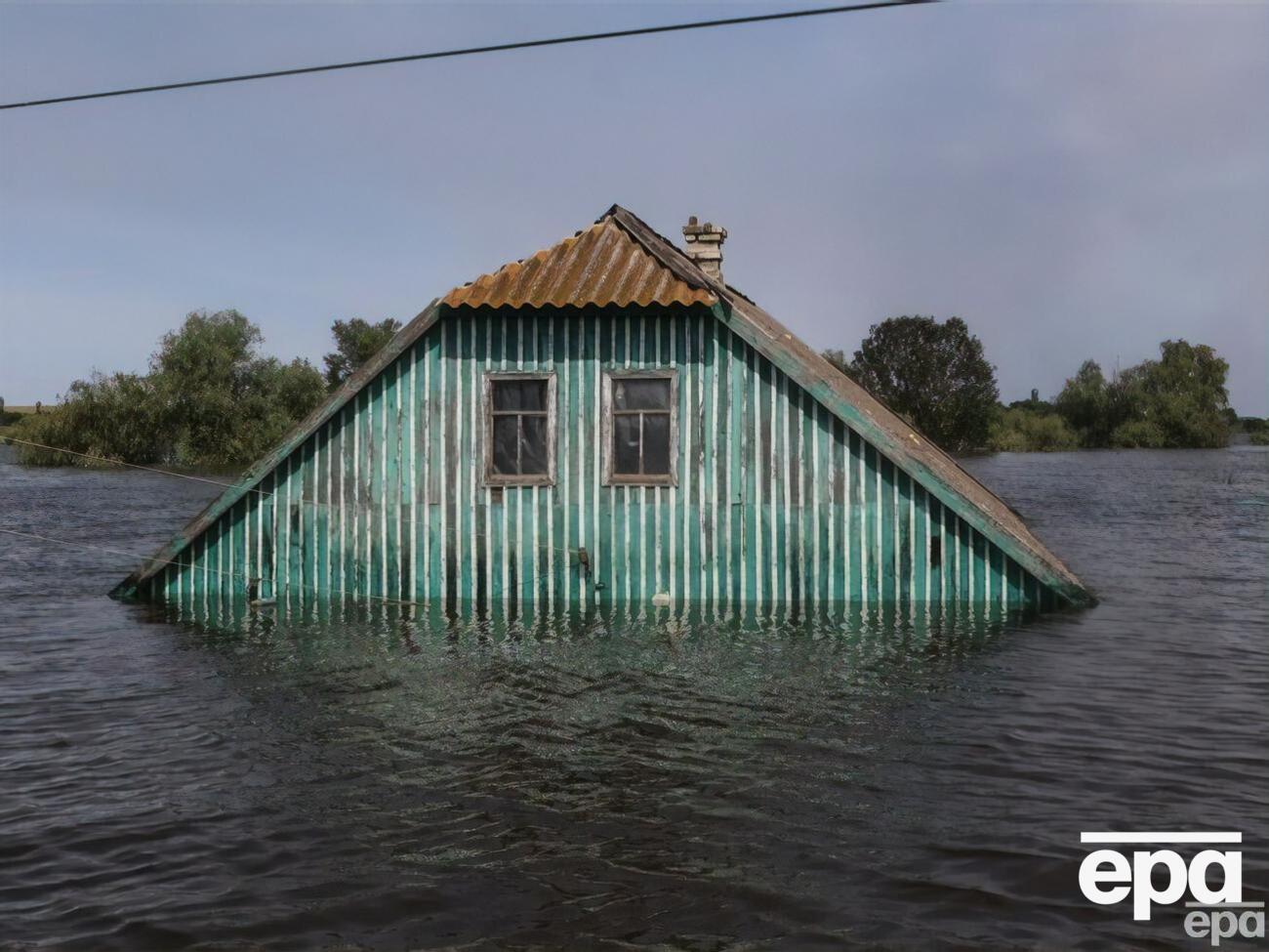 Дедушка умер, а бабушка трое суток сидит в затопленном доме. Из еды – только сахар… Это лишь одна из множества ужасающих историй с временно оккупированной левобережной части Херсонской области