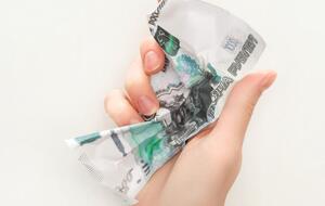 24 лютого 2022 року НБУ заборонив валютні операції з використанням російських і білоруських рублів