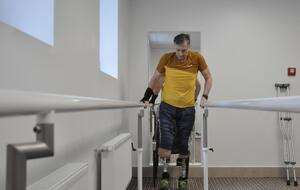 Капитан ВСУ самостоятельно двигается и даже водит машину