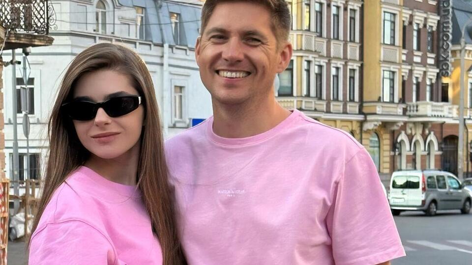 Новая избранница ведущего младше его на 16 лет