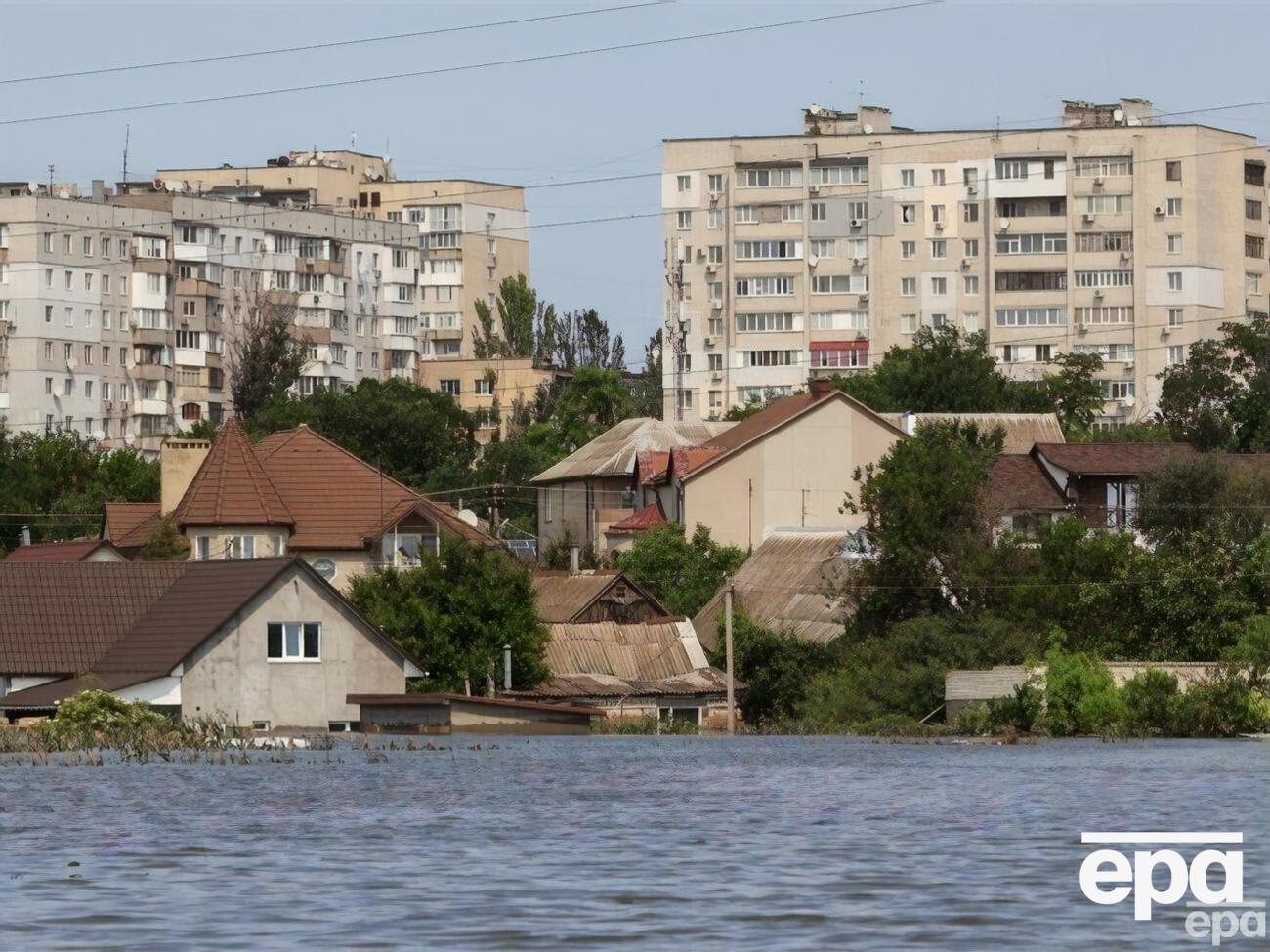 В Херсоне жителям разрешат перемещаться по затопленным районам только в период с 12.00 до 15.00. Такой режим вводится до 19 июня