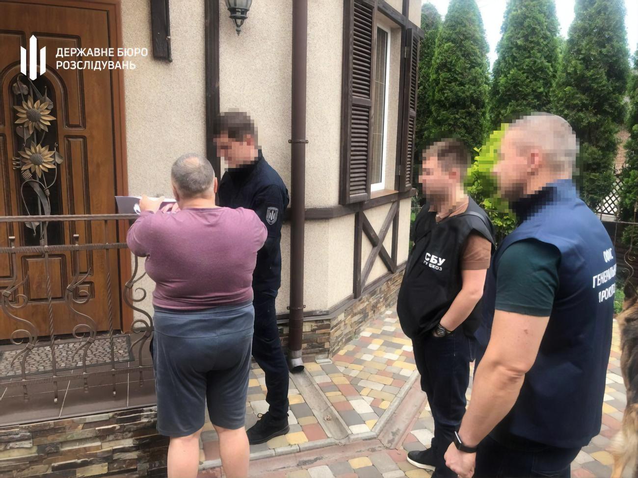 По данным ГБР, прокурор уговорил бизнесмена оформить задним числом договор займа на $350 тыс., чтобы вернуть эти деньги, изъятые при обысках