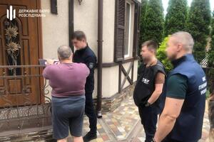 По данным ГБР, прокурор уговорил бизнесмена оформить задним числом договор займа на $350 тыс., чтобы вернуть эти деньги, изъятые при обысках