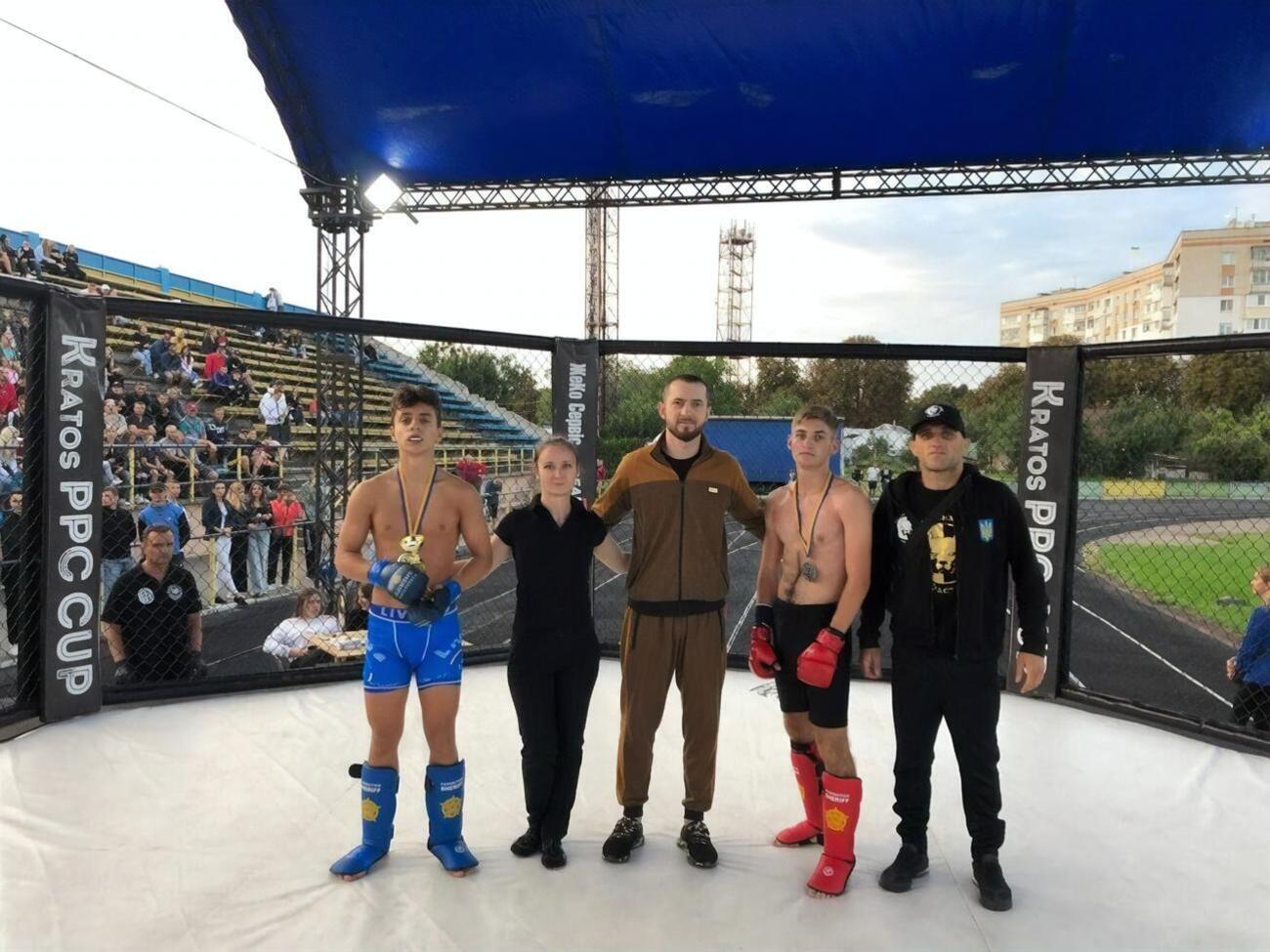 Олексій Бахін (у центрі) з початком повномасштабної війни зосередився на волонтерській діяльності