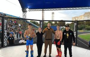 Олексій Бахін (у центрі) з початком повномасштабної війни зосередився на волонтерській діяльності