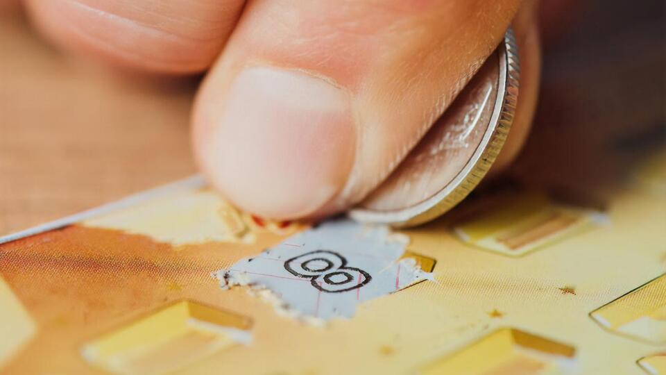 Украинец выиграл в лотерее по скретч-карте