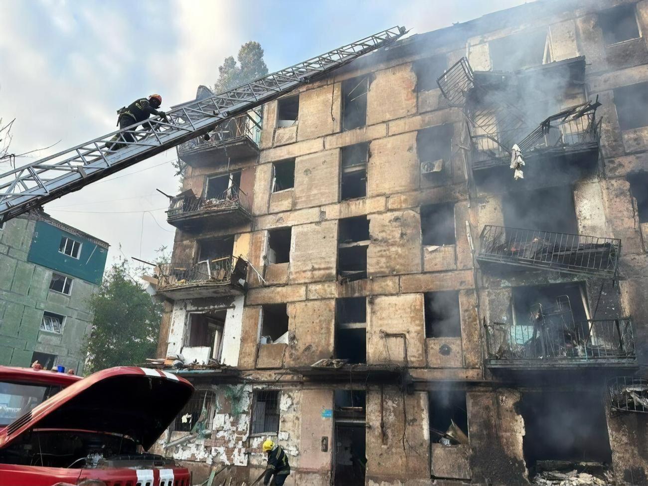 У будинку, який потрапив під вогонь противника, горять квартири з першого по п'ятий поверх